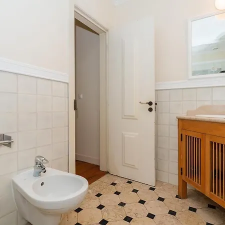 Lejlighed Stunning & Modern 2 Bedroom In Chiado Lisboa