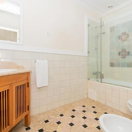 Stunning & Modern 2 Bedroom In Chiado Apartment *